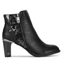 Botki Mustang. Czarne botki damskie Mustang, bez obcasa, na słupku, bez zapięcia. Za 349.99 zł.