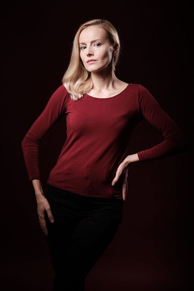 Bluzka Bardzo Bordo. Czerwone bluzki damskie Hultaj Polski, l, bez wzorów, z dzianiny, bez kołnierzyka, bez ramiączek. Za 159.00 zł.