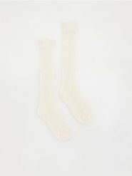 Ażurowe skarpetki - złamana biel. Skarpety damskie Reserved, w ażurowe wzory. W wyprzedaży za 22.99 zł.