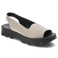 Beżowe Sandały Karino Modne Buty Na Lato. Brązowe klapki damskie Karino, bez wzorów, ze skóry, bez obcasa, bez zapięcia. Za 389.00 zł.