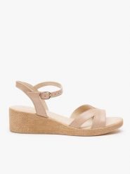 Beżowe sandały na koturnie. Brązowe sandały damskie Ryłko, bez wzorów, ze skóry, bez obcasa, na koturnie, bez zapięcia. Za 399.99 zł.