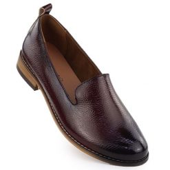 Półbuty damskie lordsy lakierowane bordowe Potocki 19337. Czerwone półbuty damskie POTOCKI, bez wzorów, z lakierowanej skóry, bez obcasa, bez zapięcia. Za 159.99 zł.