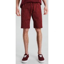 Szorty z nadrukiem all over - Bordowy. Szorty męskie marki Cropp. Za 71.99 zł.