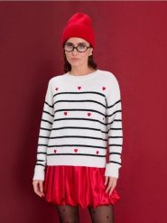 Sweter w paski i serca - biały. Białe swetry damskie Sinsay, l, bez wzorów, bez kołnierzyka, bez ramiączek, bez kaptura. Za 49.99 zł.