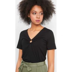 Koszulka z marszczeniem. T-shirty damskie marki Orsay. Za 59.99 zł.