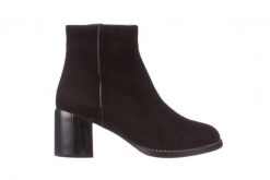 Botki Bayla-195 20K-6501 Black Suede 195003, Czarny, Skóra naturalna - 37. Czarne botki damskie Bayla, ze skóry, klasyczne, bez obcasa, bez zapięcia. W wyprzedaży za 224.10 zł.