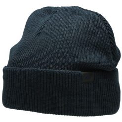 Czapka męska 4F prążkowana 100% akryl, granatowa M/L. Niebieskie czapki i kapelusze męskie 4f, na zimę, z aplikacjami, prążkowane, sportowe. Za 41.99 zł.