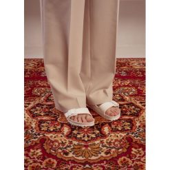 Klapki damskie białe Birkenstock Arizona Essentials. Białe klapki damskie Birkenstock, bez wzorów, młodzieżowe, bez obcasa. Za 179.99 zł.
