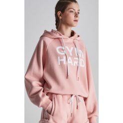 Bluza z kapturem Gym Hard - Różowy. Bluzy damskie Sinsay. W wyprzedaży za 49.99 zł.