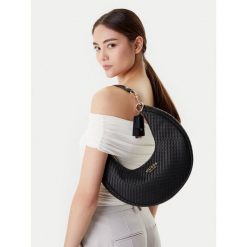 Torebka Guess. Czarne torebki do ręki damskie Guess, z aplikacjami, klasyczne, bez dodatków. Za 350.99 zł.