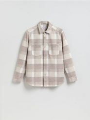 Koszula z imitacji zamszu regular fit - beżowy. Brązowe koszule męskie Reserved, l, bez wzorów, bez kołnierzyka, bez ramiączek. Za 139.99 zł.