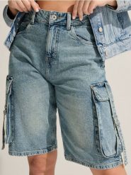 Bermudy jeansowe cargo - turkusowy. Niebieskie szorty damskie Sinsay, bez wzorów, z jeansu. W wyprzedaży za 55.99 zł.