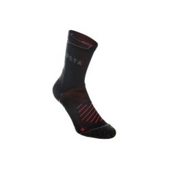 Skarpety do rugby R500 z przyczepnym silikonem. Czarne skarpety męskie marki KIPSTA, z elastanu. Za 24.99 zł.