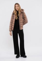 Pikowana kurtka J-NORDIC. Brązowe kurtki damskie Volcano, na zimę, plus size, bez wzorów, z materiału, bez kaptura. Za 299.99 zł.
