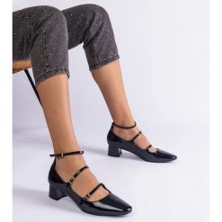 Czarne czółenka lakierowane z paskiem. Czarne czółenka damskie bez wzorów, z lakierowanej skóry, eleganckie, bez obcasa, na słupku, bez zapięcia. Za 74.48 zł.