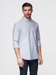 Elegancka męska koszula oxford z haftem i kieszonką – błękitna V1 - Rozmiar: XXL. Niebieskie koszule męskie Ombre Clothing, m, bez wzorów, z bawełny, biznesowe, bez kołnierzyka, bez ramiączek. W wyprzedaży za 89.99 zł.