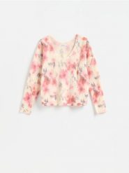 Wzorzysty sweter - różowy. Czerwone swetry damskie Reserved, l, bez wzorów, z dzianiny, bez kołnierzyka, bez ramiączek, bez kaptura. Za 139.99 zł.