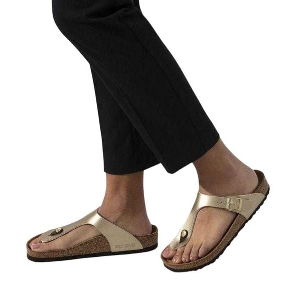 Klapki Damskie Gizeh Buckle. Czarne klapki damskie Birkenstock, bez wzorów, z materiału, bez obcasa, na słupku. Za 448.00 zł.