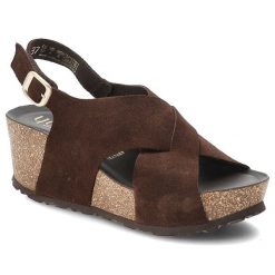 Sandały damskie Yokono, cholewka ze skóry naturalnej zamszowej z szerokimi krzyżującymi się paskami na rzep, brązowe, Bari-263. Brązowe klapki damskie Yokono, bez wzorów, ze skóry, bez obcasa, na koturnie, bez zapięcia. Za 309.00 zł.