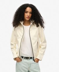 Kurtka z kapturem Trekker od SUPERDRY. Białe kurtki damskie Superdry., s, bez wzorów, z kapturem. Za 370.90 zł.