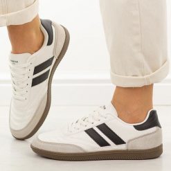 Biało czarne półbuty damskie American Club RD33. Białe obuwie sportowe damskie American CLUB, na jesień, bez wzorów, z jeansu, klasyczne, z okrągłym noskiem, bez obcasa, na płaskiej podeszwie, bez zapięcia. W wyprzedaży za 161.10 zł.