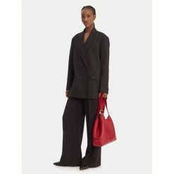 Torebka Coccinelle. Czerwone torebki do ręki damskie Coccinelle, bez wzorów, klasyczne, bez dodatków. Za 1,299.00 zł.