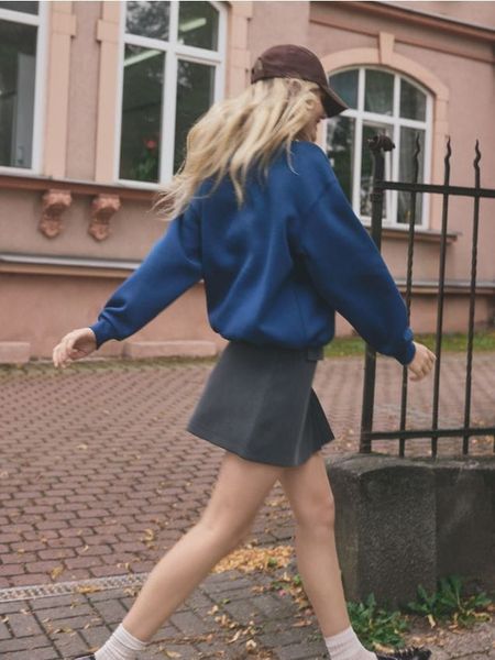 Spódnica mini z plisowaniem - ciemnoszary. Szare spódnice damskie Reserved, l, bez wzorów, z tkaniny, mini, trapezowe. W wyprzedaży za 49.99 zł.