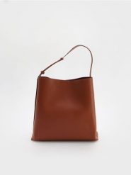 Torebka shopper z paskiem - miedziany. Brązowe torebki shopper damskie Reserved, bez wzorów, ze skóry, bez dodatków. W wyprzedaży za 79.99 zł.
