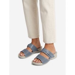 Klapki Clara Barson. Niebieskie klapki damskie Clara Barson, bez wzorów, bez obcasa. Za 119.99 zł.
