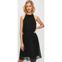 Jacqueline de Yong - Sukienka. Czarne sukienki damskie Jacqueline de Yong, bez wzorów, z materiału, casualowe, bez kołnierzyka, bez ramiączek. W wyprzedaży za 99.90 zł.