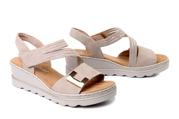 RIEKER 67410-62 beige, sandały damskie. Brązowe sandały damskie Rieker, bez wzorów, bez obcasa, na koturnie, bez zapięcia. Za 271.92 zł.