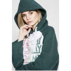 Tommy Jeans - Bluza. Szare bluzy damskie Tommy Jeans, z nadrukiem, z bawełny. W wyprzedaży za 269.90 zł.
