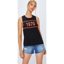 Jacqueline de Yong - Top. Szare topy damskie Jacqueline de Yong, z nadrukiem, z dzianiny, z okrągłym kołnierzem, bez rękawów. W wyprzedaży za 34.90 zł.