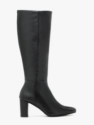 Czarne kozaki z szeroką cholewką. Czarne kozaki damskie Ryłko, ze skóry, bez obcasa, na obcasie. Za 699.99 zł.