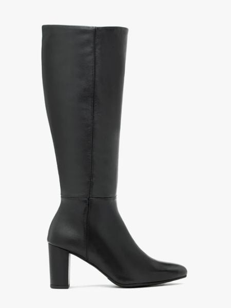 Czarne kozaki z szeroką cholewką. Czarne kozaki damskie Ryłko, ze skóry, bez obcasa, na obcasie. Za 699.99 zł.