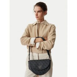 Torebka Guess. Czarne listonoszki damskie Guess, z aplikacjami, bez dodatków. Za 498.99 zł.