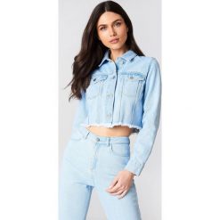 Linn Ahlborg x NA-KD Kurtka dżinsowa z surowym brzegiem - Blue. Niebieskie kurtki damskie Linn Ahlborg x NA-KD. Za 283.95 zł.