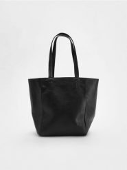 Torebka shopper - czarny. Czarne torebki shopper damskie Reserved, bez wzorów, ze skóry, bez dodatków. W wyprzedaży za 79.99 zł.