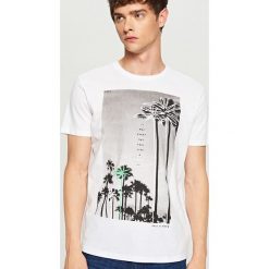 T-shirt z nadrukiem - Biały. Białe t-shirty męskie Reserved, z nadrukiem. W wyprzedaży za 29.99 zł.