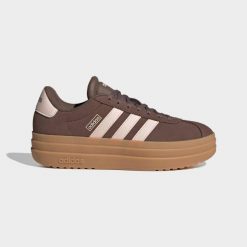 Sneakersy damskie ADIDAS VL Court Bold. Brązowe obuwie sportowe damskie Adidas, bez wzorów, z kauczuku, trekkingowe. Za 349.99 zł.