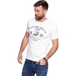 Mustang MUSTANG BASIC PRINT T-SHIRT CLOUD DANCER 1006677 2020 3XL. T-shirty męskie marki Mustang. Za 57.99 zł.