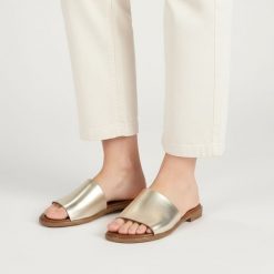 Klapki damskie Armodo, cholewka ze skóry naturalnej o prostej wsuwanej konstrukcji szeroki pasek stabilizujący stopę płaska podeszwa z lekkim profile. Żółte klapki damskie Armodo, bez wzorów, ze skóry, bez obcasa, na płaskiej podeszwie. Za 269.00 zł.