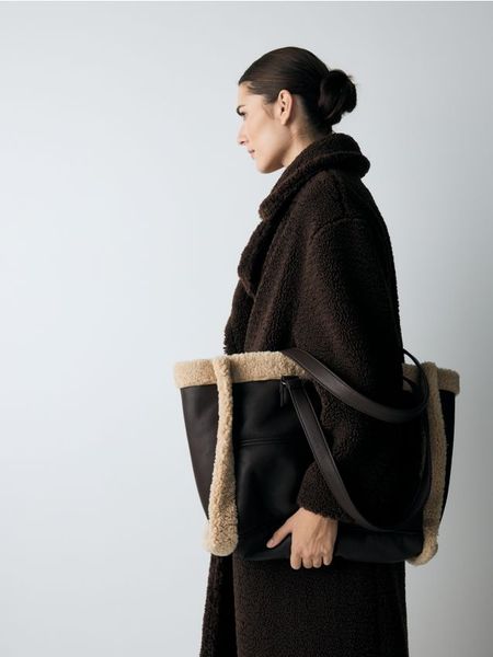 Torebka shopper - brązowy. Brązowe torebki shopper damskie Reserved, bez wzorów, ze skóry, bez dodatków. W wyprzedaży za 79.99 zł.