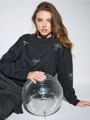 Bluza crewneck ze wzorem w kokardy - czarny. Czarne bluzy damskie Sinsay, l, bez wzorów, bez kaptura. Za 49.99 zł.