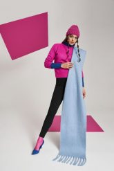 Gładki szal z frędzlami ciemnoniebieski. Niebieskie szaliki i chusty damskie MOODO, bez wzorów, z poliesteru. W wyprzedaży za 27.99 zł.