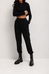 Spodnie dresowe w kolorze TOTALLY BLACK - JOLLY. Czarne spodnie dresowe damskie Marsala, s, bez wzorów, z bawełny. Za 249.90 zł.