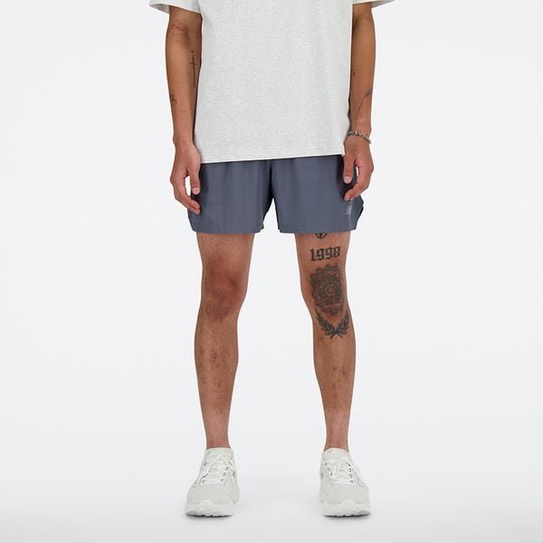 Spodenki męskie New Balance MS41286GT – szare. Szare krótkie spodenki sportowe męskie New Balance, l, bez wzorów, z materiału, na fitness i siłownię. Za 299.99 zł.