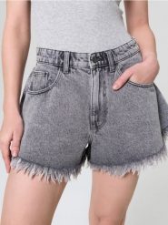 Szorty jeansowe high waist postrzępioną nogawką - szary. Szare szorty damskie Sinsay, bez wzorów, z jeansu, z podwyższonym stanem. Za 69.99 zł.