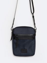 Torba męska typu crossbody granatowa Wotino 403. Niebieskie torby na ramię męskie Big Star, bez wzorów, z gumy, retro, na ramię, małe, z tłoczeniem. W wyprzedaży za 139.99 zł.