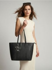Torba shopper z imitacji skóry z ozdobnym brelokiem - czarny. Czarne torebki shopper damskie Sinsay, bez wzorów, ze skóry, bez dodatków. Za 59.99 zł.